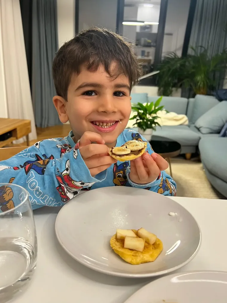 תומר, הילד שבשבילו נבנה WordWhiz, בארוחה משפחתית